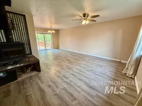 Living - 1009 W Hemlock Ave, Lewiston, ID 83501 photo 2 of 3