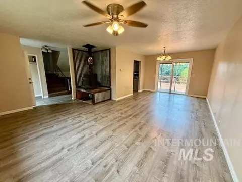 Living - 1009 W Hemlock Ave, Lewiston, ID 83501 photo 3 of 3