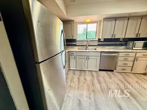 Kitchen - 1009 W Hemlock Ave, Lewiston, ID 83501 photo 2 of 3