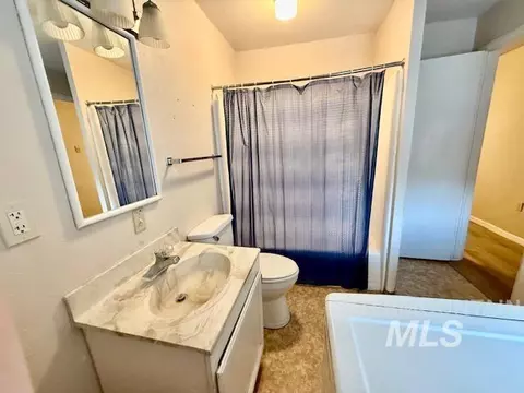 Bath - 1009 W Hemlock Ave, Lewiston, ID 83501 photo 1 of 3