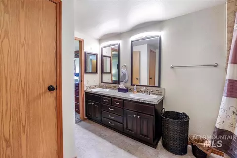 Bath - 2225 E 1010 S, Hazelton, ID 83335 photo 1 of 3