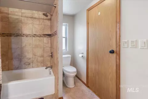 Bath - 2225 E 1010 S, Hazelton, ID 83335 photo 2 of 3