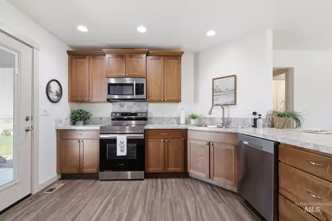 Kitchen - 178 E Syringa Loop, Shoshone, ID 83352 photo 5 of 5
