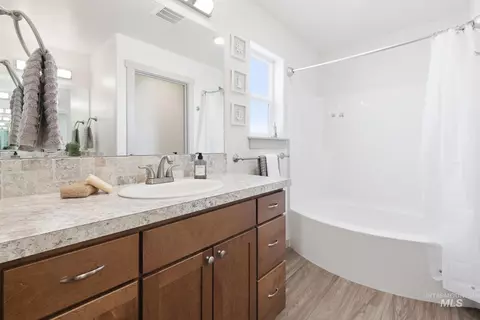 Bath - 178 E Syringa Loop, Shoshone, ID 83352 photo 1 of 3