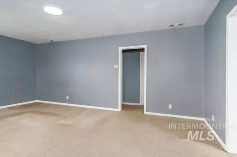 Living - 730 E Cedar St, Pocatello, ID 83201 photo 3 of 4
