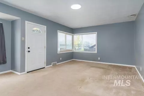 Living - 730 E Cedar St, Pocatello, ID 83201 photo 2 of 4