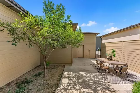 Exterior - 3985 E Parkcenter Blvd, Boise, ID 83716 photo 9 of 12
