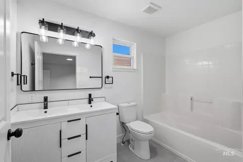 Bath - 770 E Red Bud St, Kuna, ID 83634 photo 1 of 7