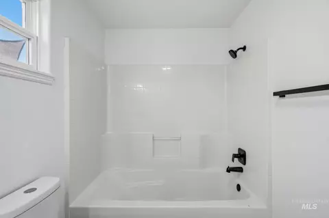 Bath - 770 E Red Bud St, Kuna, ID 83634 photo 3 of 7