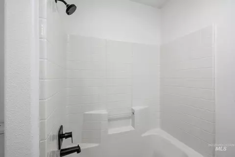 Bath - 770 E Red Bud St, Kuna, ID 83634 photo 5 of 7