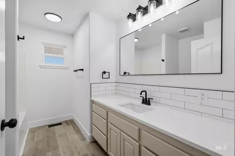 Bath - 770 E Red Bud St, Kuna, ID 83634 photo 4 of 7