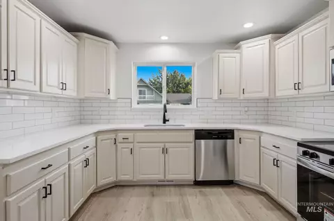 Kitchen - 770 E Red Bud St, Kuna, ID 83634 photo 3 of 4