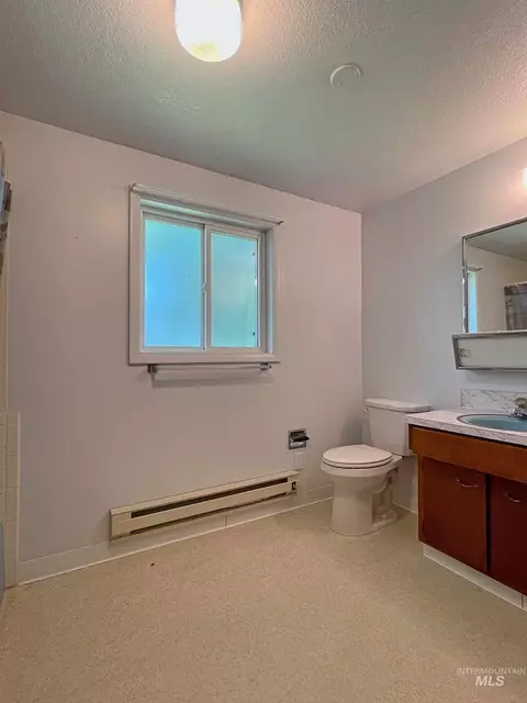 Bath - 365 Clabby Rd, Weiser, ID 83672 photo 1 of 6