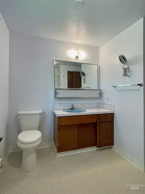 Bath - 365 Clabby Rd, Weiser, ID 83672 photo 2 of 6