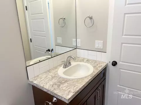 Bath - 994 Kenbrook Loop, Twin Falls, ID 83301 photo 2 of 3