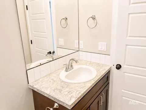 Bath - 994 Kenbrook Loop, Twin Falls, ID 83301 photo 3 of 3