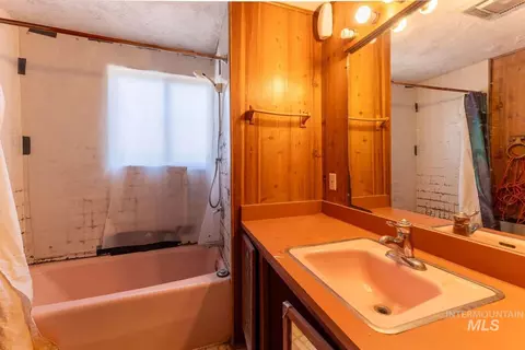 Bath - 621 Teddy Ave, Kellogg, ID 83837 photo 2 of 2