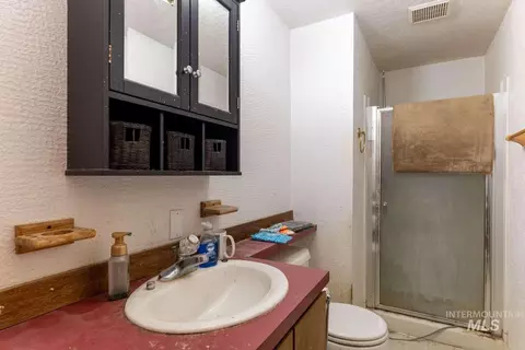 Bath - 621 Teddy Ave, Kellogg, ID 83837 photo 1 of 2