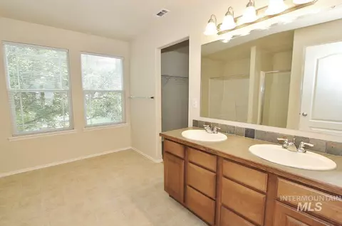 Bath - 1237 E Star Dr, Meridian, ID 83646 photo 2 of 3