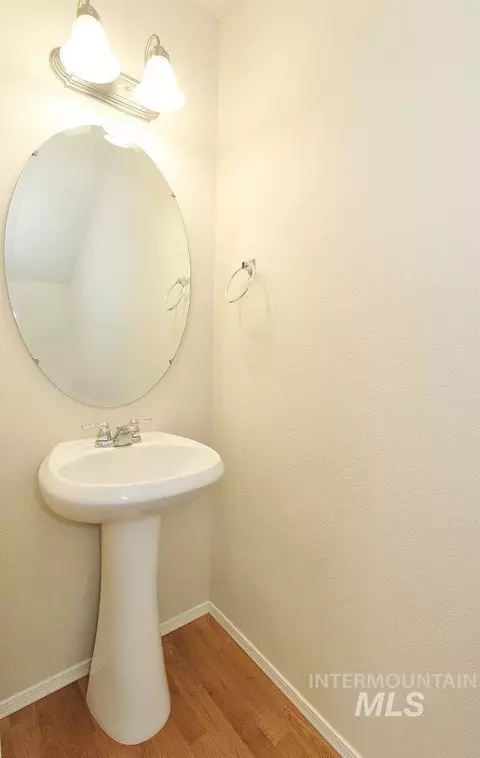 Bath - 1237 E Star Dr, Meridian, ID 83646 photo 1 of 3