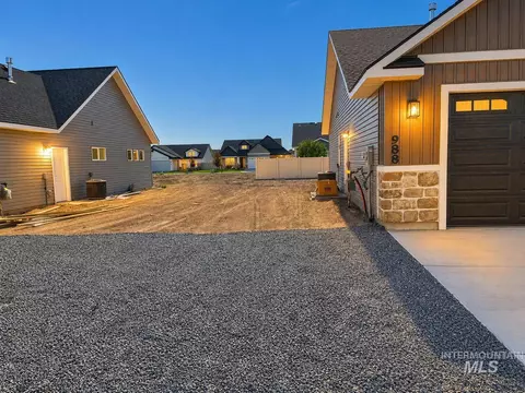 Exterior - 988 Kenbrook Loop, Twin Falls, ID 83301 photo 2 of 3