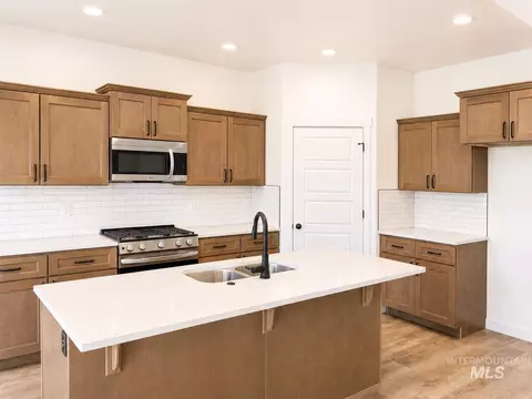 Kitchen - 988 Kenbrook Loop, Twin Falls, ID 83301 photo 2 of 2