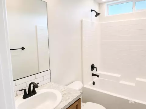 Bath - 988 Kenbrook Loop, Twin Falls, ID 83301 photo 2 of 3