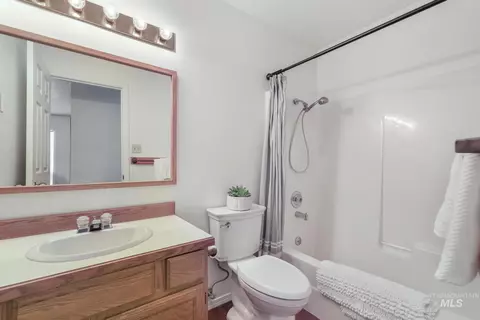 Bath - 230 Meadows Ln, Twin Falls, ID 83301 photo 1 of 3