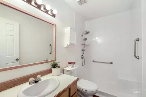 Bath - 230 Meadows Ln, Twin Falls, ID 83301 photo 3 of 3