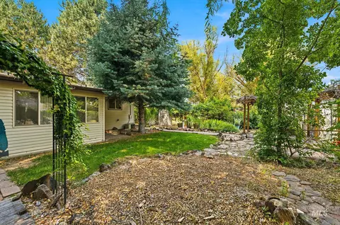 Exterior - 248 N Cobblestone Ln, Eagle, ID 83616 photo 14 of 16