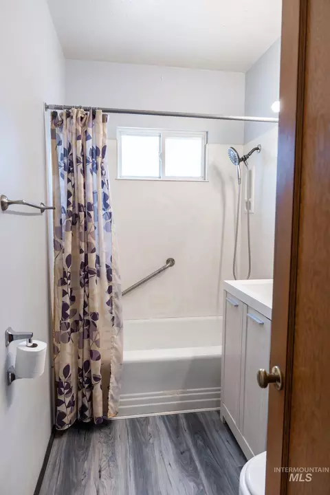 Bath - 516 N 6th St, Payette, ID 83661 photo 1 of 4