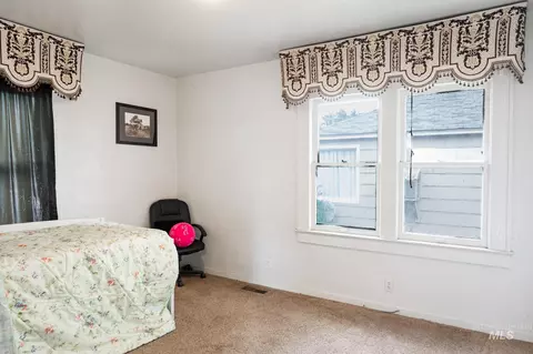 Bedroom - 516 N 6th St, Payette, ID 83661 photo 3 of 3