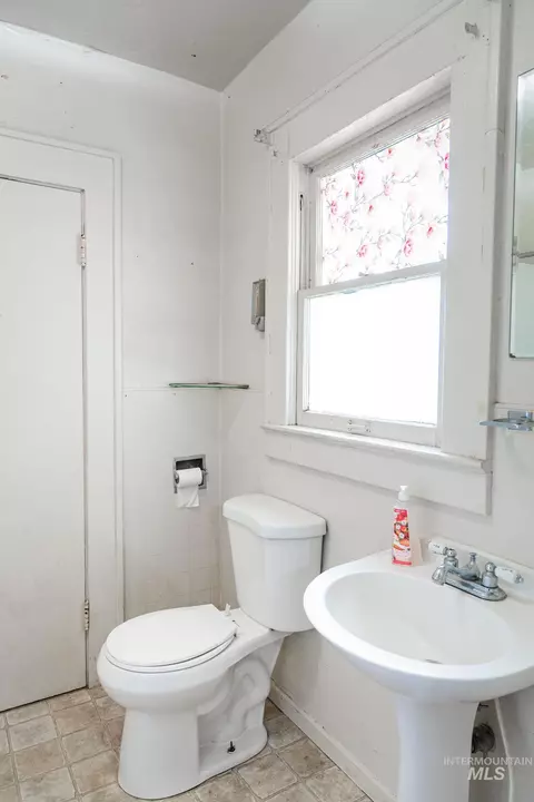 Bath - 516 N 6th St, Payette, ID 83661 photo 3 of 4