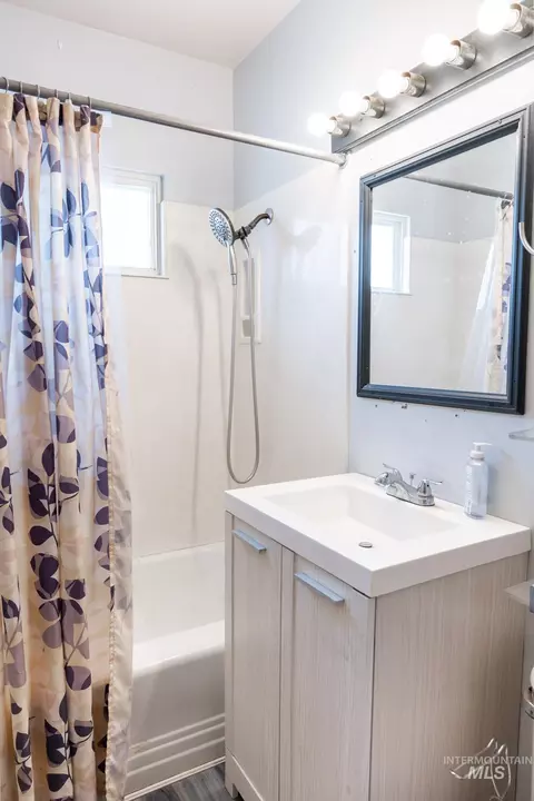 Bath - 516 N 6th St, Payette, ID 83661 photo 2 of 4