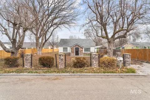 317 E Ithaca St, Caldwell, ID 83605