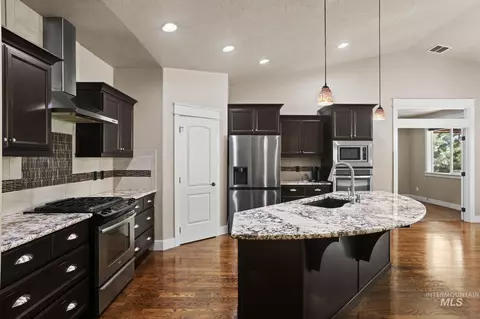 Kitchen - 3640 E Granger Dr, Meridian, ID 83646 photo 3 of 5