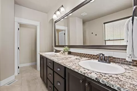 Bath - 3640 E Granger Dr, Meridian, ID 83646 photo 1 of 5