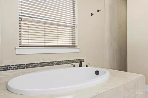 Bath - 3640 E Granger Dr, Meridian, ID 83646 photo 3 of 5