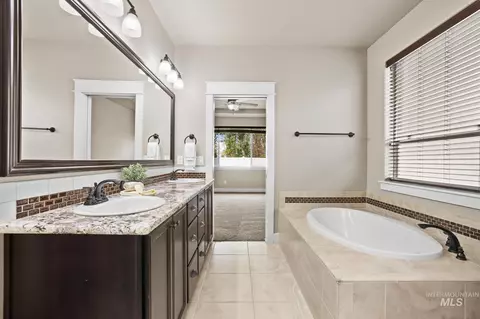 Bath - 3640 E Granger Dr, Meridian, ID 83646 photo 2 of 5