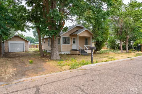 757 NW 2nd St, Ontario, OR 97914