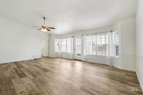 Living - 378 Eric Ct, Twin Falls, ID 83301 photo 3 of 3