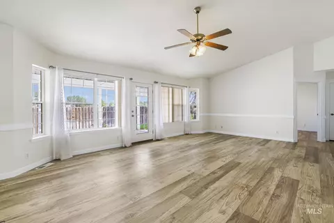 Living - 378 Eric Ct, Twin Falls, ID 83301 photo 2 of 3