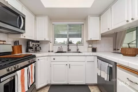 Kitchen - 969 Farrington, Eagle, ID 83616 photo 4 of 6