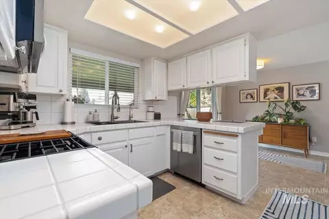 Kitchen - 969 Farrington, Eagle, ID 83616 photo 5 of 6