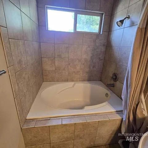 Bath - 2877 E Shadowwolf Dr, Eagle, ID 83616 photo 2 of 2