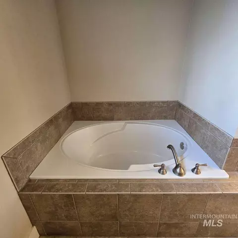 Bath - 2877 E Shadowwolf Dr, Eagle, ID 83616 photo 1 of 2