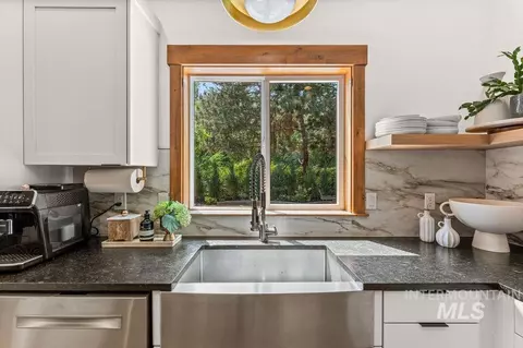 Kitchen - 3057 E Nature Dr, Boise, ID 83706 photo 4 of 5