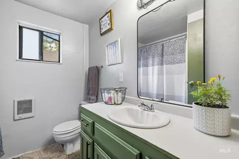 Bath - 432 E Pine Ave, Meridian, ID 83642 photo 3 of 3