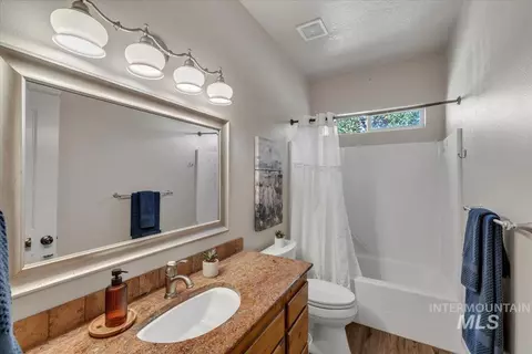 Bath - 3471 E Beamer Ct, Meridian, ID 83642 photo 2 of 2
