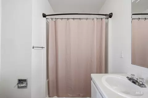 Bath - 607 Laster St, Caldwell, ID 83607 photo 3 of 3